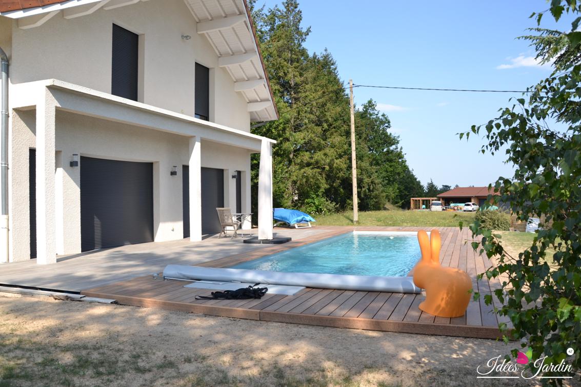 piscine avec grande terrasse